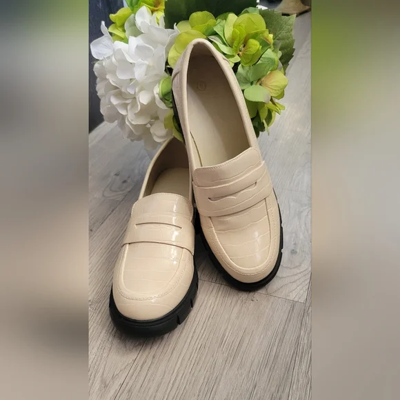 ZBY Embossed Croc Off-white Penny 2.25" Platform Lug Loafer Heel,  Women's US 9 - Picture 3 of 15